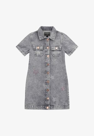 Sukienka dżinsowa w odcieniu szarym, z krótkimi rękawami, dwoma kieszeniami na piersi i zapięciem na guziki w kolorze różowego złota. Ozdobiona wzorami gwiazdek w odcieniach różu i srebra.
