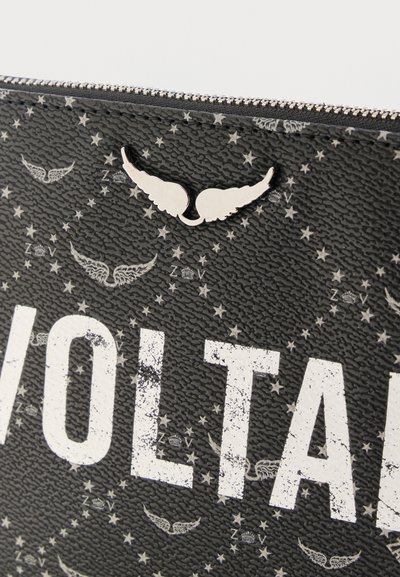 Μαύρη υφασμάτινη θήκη με λευκό φθαρμένο κείμενο "VOLTAIRE", ασημένιο σήμα πτέρυγας και μικρά μοτίβα από αστέρια και πτέρυγες γύρω από το πάνω μέρος με φερμουάρ.
