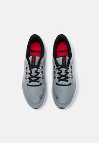 Nike Performance QUEST 4 - Väglöparskor - light smoke grey/black/siren red/white