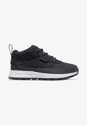 Zwarte sneaker met een gestructureerde bovenkant, versterkt vetersysteem, witte tussenzool en robuuste zwarte buitenzool. Heeft een logo aan de zijkant.