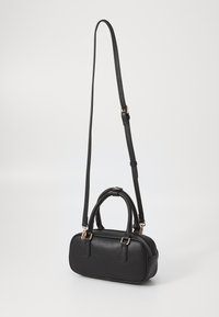 Sac à main en simili cuir noir avec une forme rectangulaire structurée, deux poignées courtes et une bandoulière longue et réglable ; accents en métal doré.