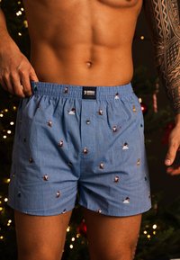 Blauwe boxershorts van zachte stof, met kleurrijke geborduurde ontwerpen van winterscènes en bomen, met een elastische tailleband.