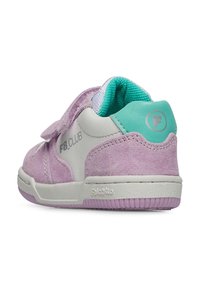 Sneaker viola in suede con sovrapposizione in pelle bianca, cinturino regolabile in Velcro e collo imbottito turchese. Suola in gomma testurizzata color lavanda.