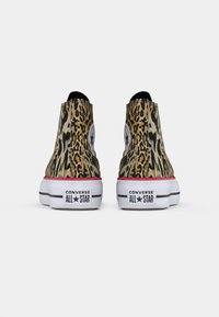 Tenisky vysokého střihu s plátnem s leopardím potiskem, černým podšíváním, bílou gumovou podrážkou a růžovými akcenty. Branding Converse Chuck Taylor All-Star.