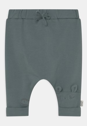 Pantalones para bebé de color gris verdoso con cintura de cordón, puños enrollados y un pequeño rostro de animal bordado con orejas cerca del tobillo.