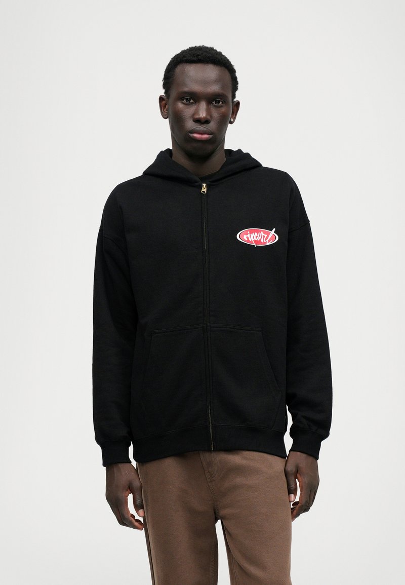 Must värvi kapuutsiga sviiter, millel on ees tasku ja punane logo vasakul rinnal. Puuvillane materjal, mugav lõige ja kapuuts.