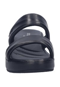 Sandale noire rembourrée avec deux brides matelassées et une semelle plate, conçue pour un usage décontracté et le confort.