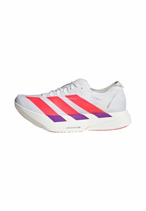 Biały but do biegania z czerwonymi i fioletowymi paskami, sznurowany, gruba podeszwa z napisem "LIGHTSTRIKE PRO" oraz "ADIZERO ADIOS PRO 4" na pięcie.