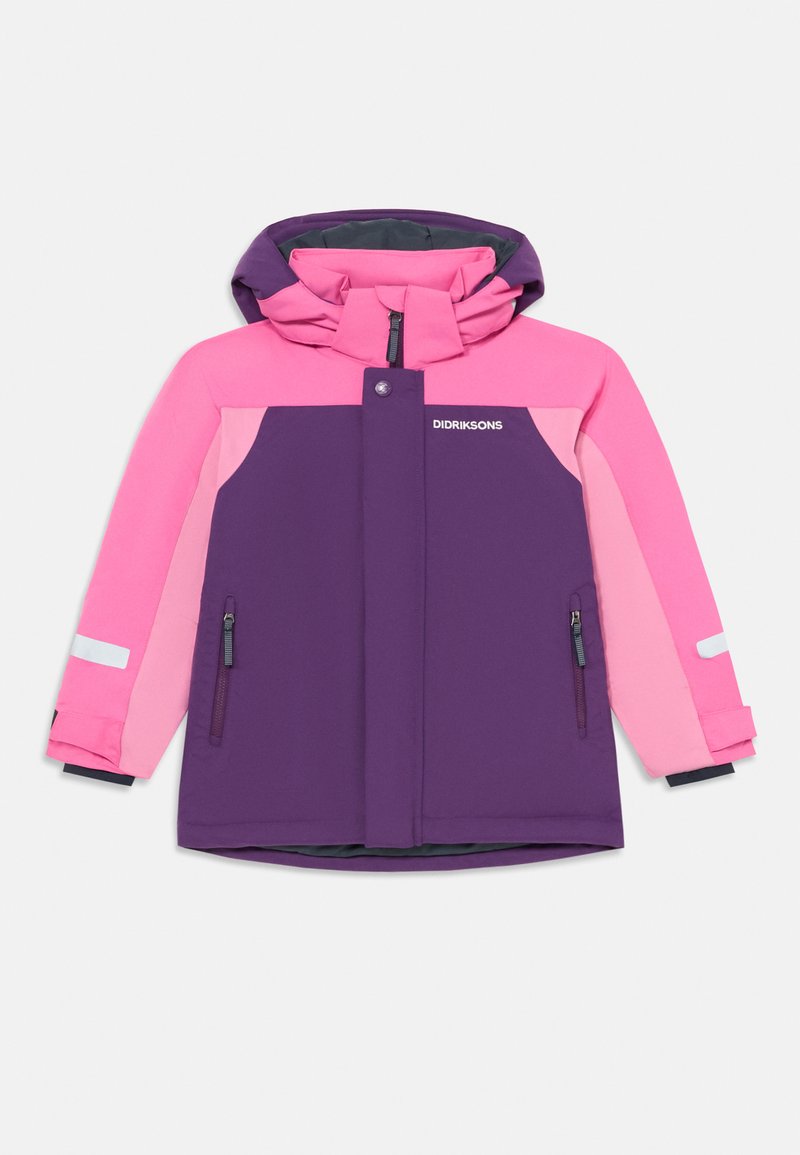 Jaket v ljubičnih in roza barvah z blokiranjem barv ter kapuco, z zadrgo na žepih, odsevnim detajlami in gumbom za zapiranje spredaj.