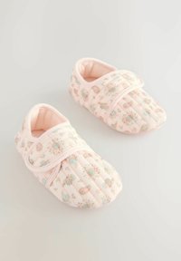 Chaussons matelassés en tissu rose doux avec un motif floral bleu et beige. Équipés d'une sangle Velcro pour un ajustement sûr et d'un intérieur rembourré.