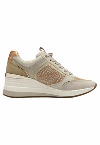 Baskets beiges avec un panneau en maille, accents orange et or, semelle blanche rembourrée et détails métalliques sur le talon.