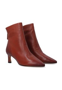 Hnědé kožené kotníkové boty s špičatou špičkou, malým podpatkem a elegantním designem. Hladký povrch s jemným leskem.