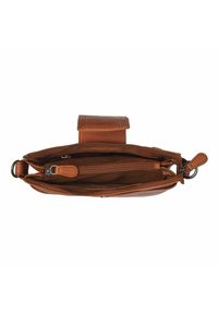 Bolso de cuero marrón con múltiples compartimentos, que presenta un exterior suave, cierres de cremallera y una tapa superior. A la vista el forro interior texturizado.