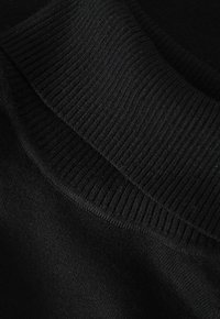 Tessuto nero a maglia con collo a costine e texture liscia. Il tessuto appare morbido e presenta un colore uniforme con una leggera lucentezza.