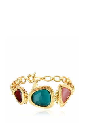 Bracelet en or avec trois grandes pierres précieuses de forme irrégulière aux tons rouge profond, sarcelle et rose clair, reliées par des maillons ovales en chaîne d’or.