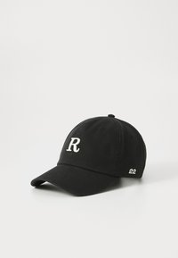 Casquette en coton noir avec un "R" blanc brodé à l'avant et "22" sur le côté. Elle possède une visière courbée et une sangle ajustable.