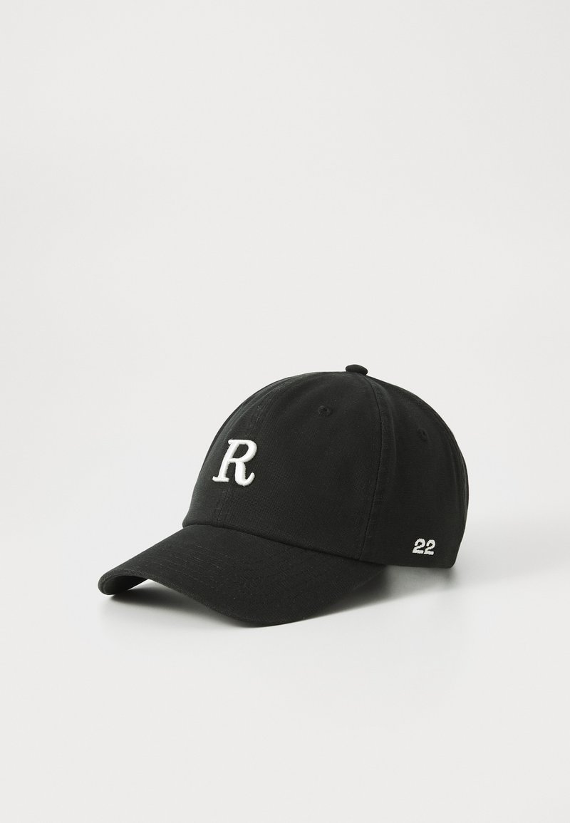 Casquette en coton noir avec un "R" blanc brodé à l'avant et "22" sur le côté. Elle possède une visière courbée et une sangle ajustable.