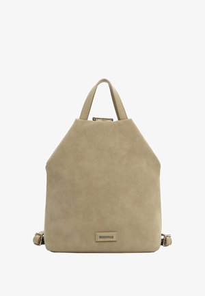 Beige ruskind rygsæk med top håndtag, justerbare stropper og en lille rektangulær metal logo plade foran.
