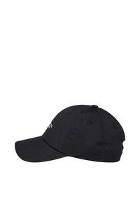 Sort bomulds-baseballkasket med en buet skygge, broderet logo på fronten, seks ventilationshuller og justerbar rem bagpå.