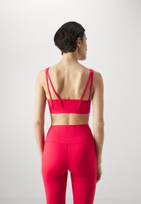Girlfriend Collective ANDY BRA SPLIT STRAP - Sportski grudnjak s blagom potporom - cherry