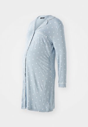 Hellblaues Umstandsnachtkleid aus weichem Stoff. Verfügt über weiße Polka-Dots, eine durchgehende Knopfleiste, lange Ärmel und eine Brusttasche.