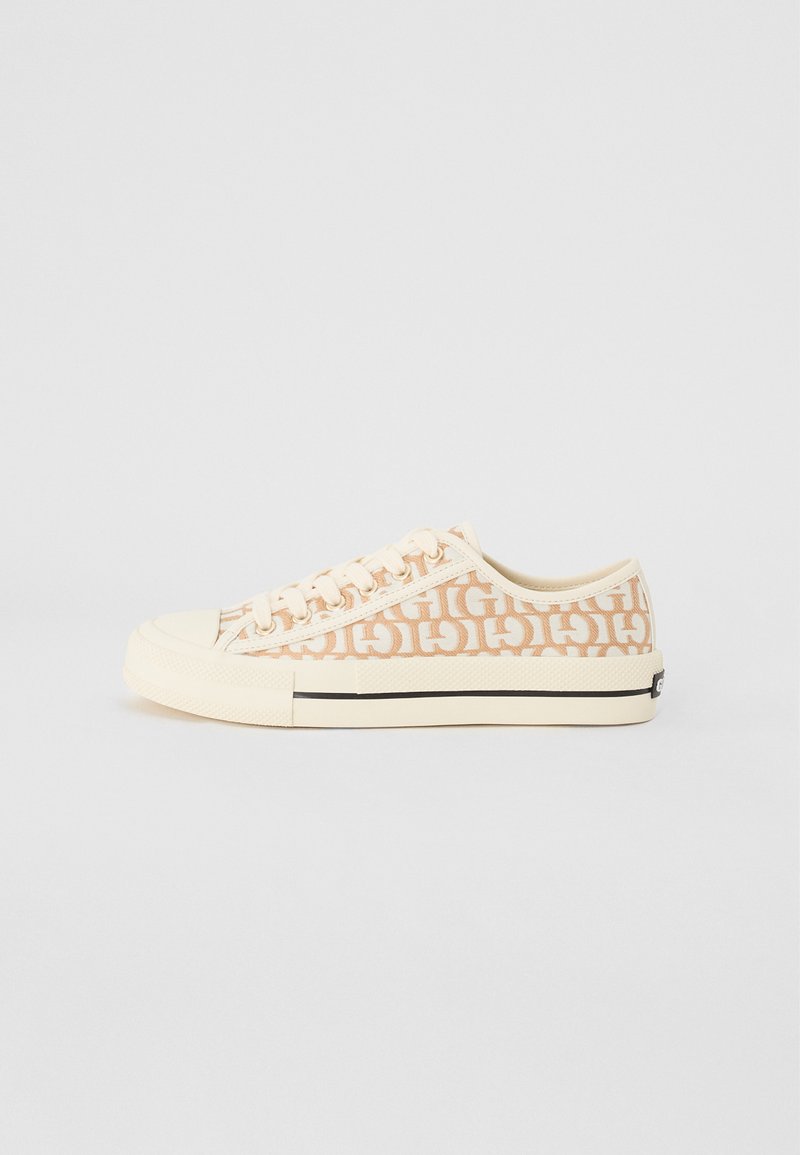 Canvas-sneakers i krämfärg med ett beige geometriskt mönster, gummitå, och strukturerad sula, som har sex hål för snören.