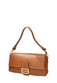 Borsa a tracolla in pelle marrone con finitura texturizzata, patta ripiegabile, accessori in oro e tracolla removibile. Presenta cuciture a contrasto.