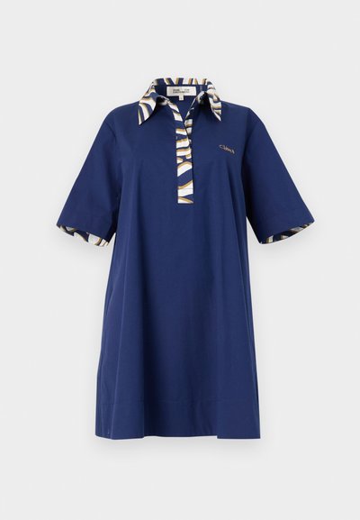 Abito navy a maniche corte con colletto e polsini a fantasia, dotato di una chiusura a bottoni e dettaglio del logo dorato sul petto. Materiale in cotone.