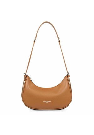 Sac à épaule en cuir tan avec un corps courbé, une sangle ajustable, une texture lisse et un détail logo argenté sur le devant.