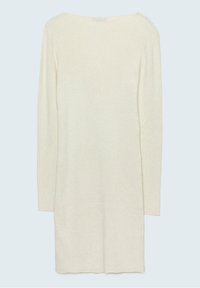 Robe-pull en maille côtelée couleur crème à manches longues avec un col rond, vue de dos sur un fond clair.