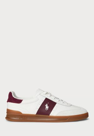 Valged tenniset maroon sametist aktsendiga, millel on maroon riba, tekstureeritud kummist tallad ja broderitud logo küljel.