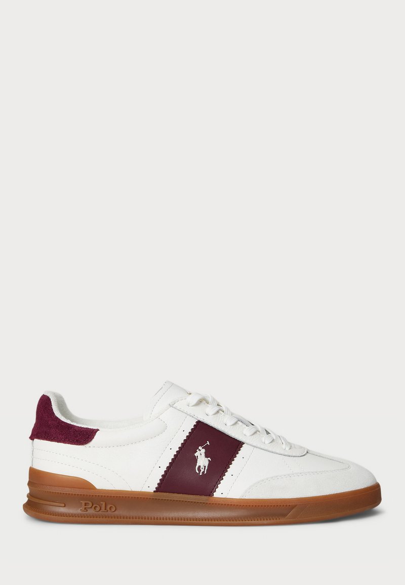 Witte sneakers met een bordeauxsuede accent, voorzien van een bordeauxstrepen, een gestructureerde rubbere zool en een geborduurd logo aan de zijkant.