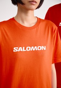 Salomon LOGO TEE UNISEX - T-shirt estampada - cherry tomato