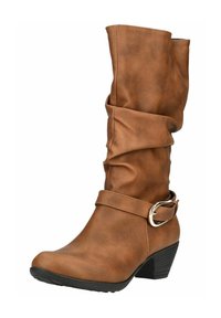 Hnědá kožená bota do poloviny lýtka s měkkým designem, páskem se stříbrnou sponou a nízkým stupňovitým podpatkem s černou podrážkou.