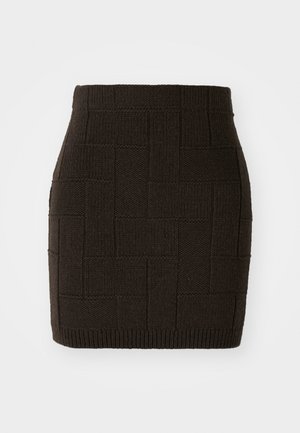 Saia mini de malha castanho escuro com um padrão texturizado e tecido, e com uma cintura ajustada. A bainha é canelada para um detalhe adicional.