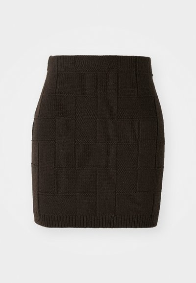Fustă mini tricotată de culoare maro închis, cu un model texturat, țesut și talie ajustată. Marginile sunt ribbate pentru un plus de detaliu.