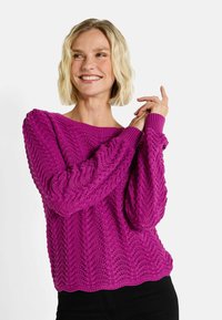 Pull en maille magenta avec un motif en zigzag texturé, col rond et manches longues. Présente une coupe décontractée et des poignets côtelés.