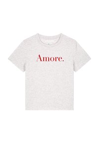 Lichtgrijze t-shirt met korte mouwen, gemaakt van zachte stof, met "Amore." gedrukt in dikke rode letters op de voorkant. Klassieke ronde halslijn.
