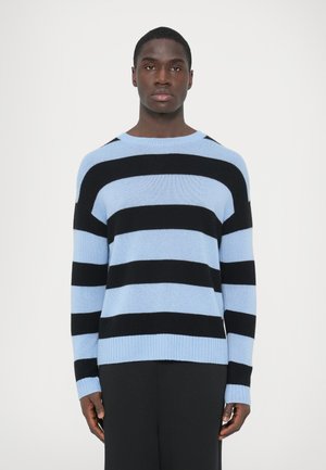 Pruhovaný sveter so striedavými svetlomodrými a čiernymi pruhmi, okrúhlym výstrihom, rebrovanými manžetami a lemom v mäkkej textúrované pletenine.