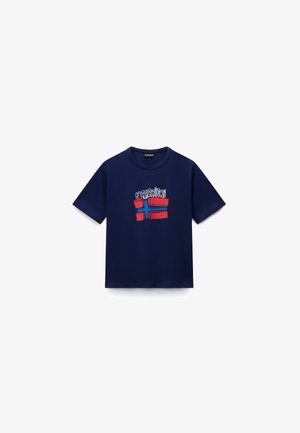 Tamsiai mėlynas trumpomis rankovėmis marškinėlis su spalvinga Norvegijos vėliavos grafika ir stilizuotu balto šrifto užrašu viršutinėje krūtinės dalyje.