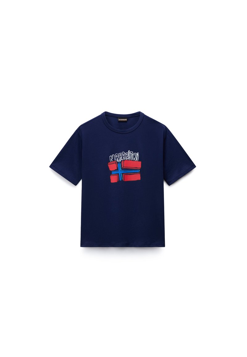 Σκούρο μπλε μπλουζάκι με κοντά μανίκια, με έγχρωμο γραφικό της νορβηγικής σημαίας και στυλιζαρισμένο λευκό κείμενο πάνω από το κέντρο του στήθους.