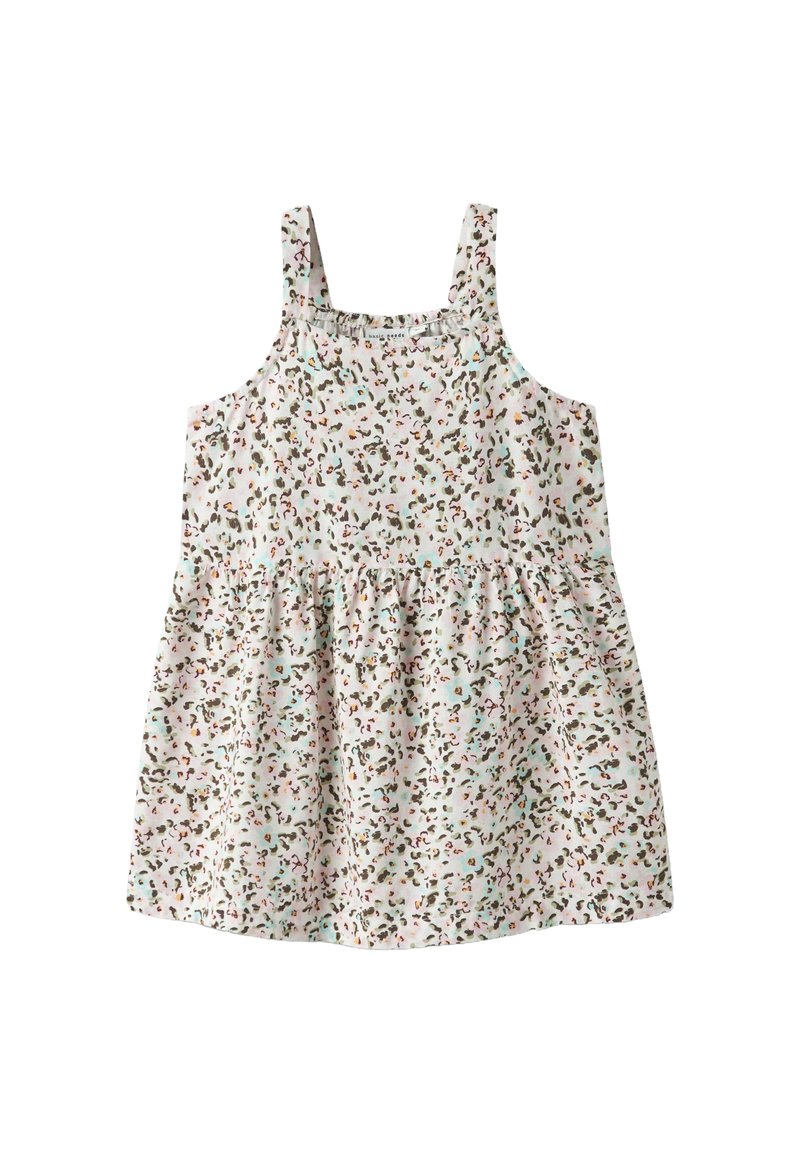 Blomstrete kjole med samlet midje, tynne stropper og en lys fargepalett med rosa, grønn og brun aksenter.