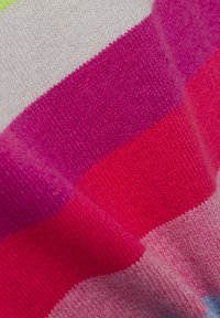 Tissu tricoté rayé en rose, magenta, rose clair et gris. La texture semble douce avec des motifs de points visibles.