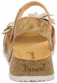 Sandały na platformie w kolorze brązowym z teksturowaną korkową podeszwą, otwartym tyłem, skórzanymi paskami i dekoracyjnymi akcentami w postaci kwiatów w odcieniach złota i moreli.