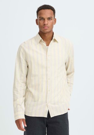 Hellgelb gestreiftes Langarmhemd aus weichem Stoff, mit durchgehender Knopfleiste, klassischem Kragen und lockerer Passform.