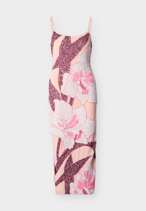 Robe midi rose style nuisette avec de grands motifs floraux en sequins blancs et roses et fines bretelles spaghetti sur un fond uni.