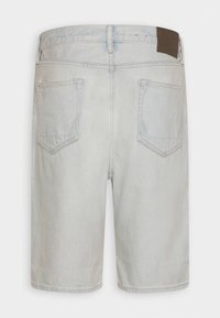 Džínové šortky s jemným ombré střihem, s hnědým látkovým logem na zadním pasu a dvěma zadními kapsami.