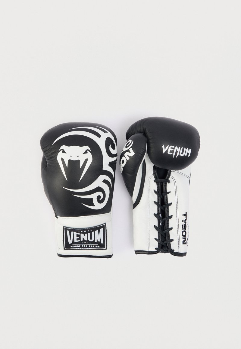 Schwarz-weiße Boxhandschuhe mit Schlangendesign, Schnürverschluss und Markenlogos "VENUM" und "TYSON" auf den Bündchen.