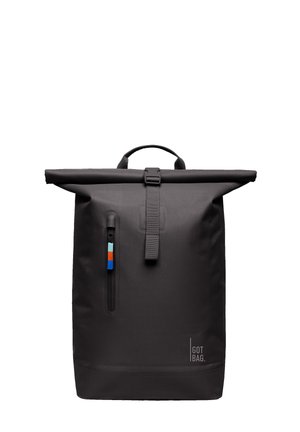 Schwarzer Rucksack mit Rolltop, Frontreißverschlusstasche und mehrfarbigem Tab, stabilem Griff und "GOT BAG"-Logo unten rechts.