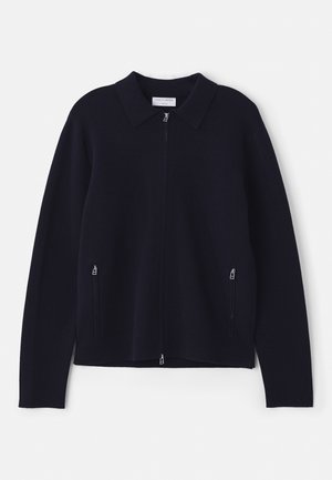 Maglione di maglia navy con colletto, zip a tutta lunghezza e tasche laterali con zip. Texture morbida e vestibilità comoda con maniche lunghe.